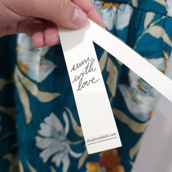 ✨️4/$20. Spring Floral Teal Sleeveless Cami Top, Lace Detail, Back Button Detail - Picture 12 of 16